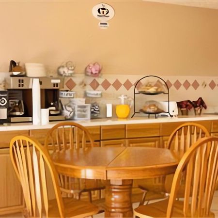 Super 8 By Wyndham Lake Havasu City Restaurant photo